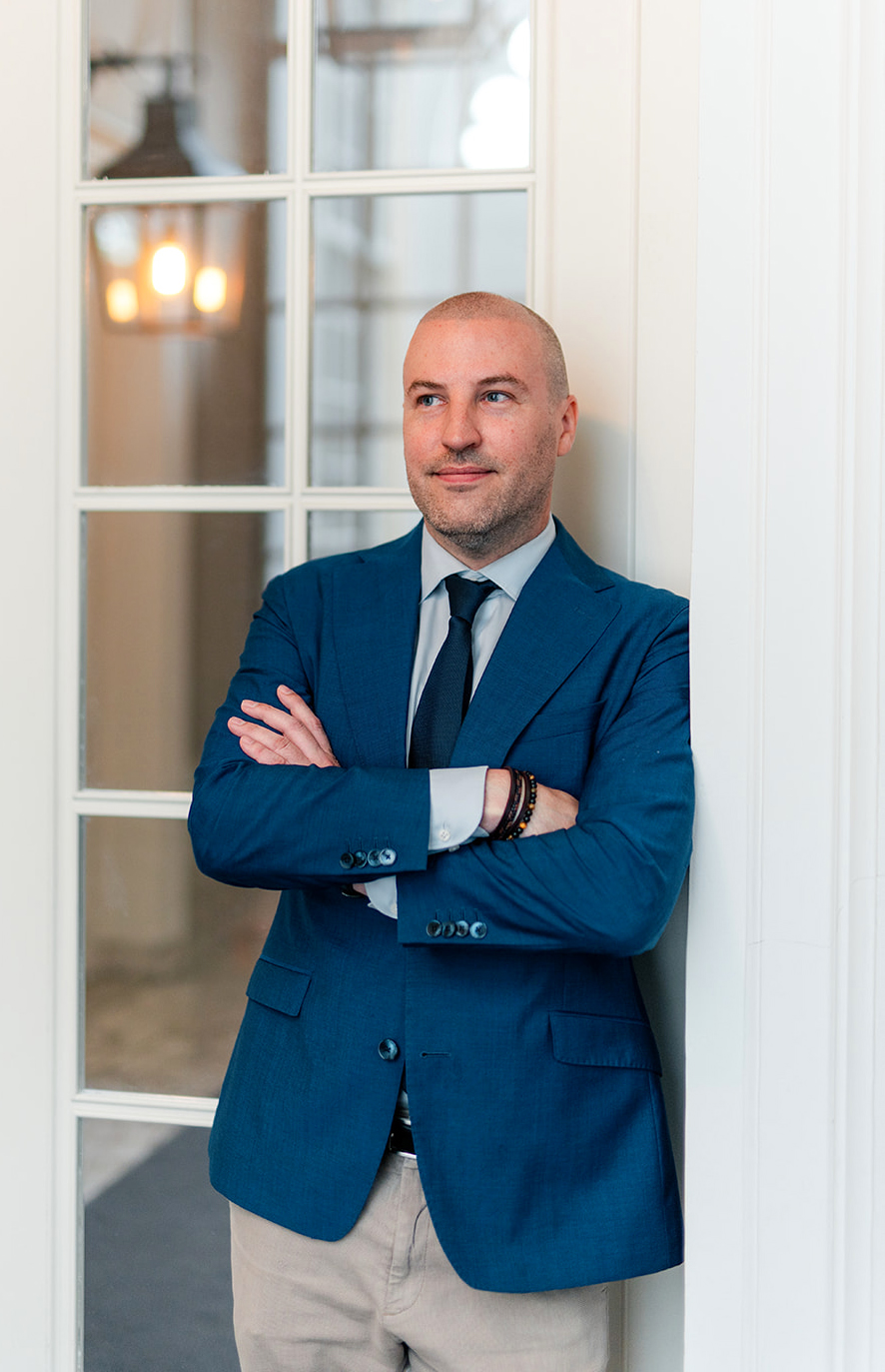 mr. M. Berndsen bij de tuindeuren van het kantoor